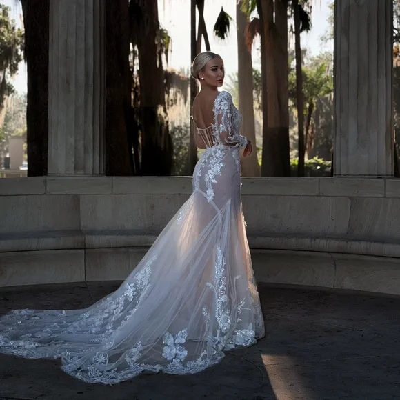 Elegant White Lace Wedding Dress - Picture 3 of 7